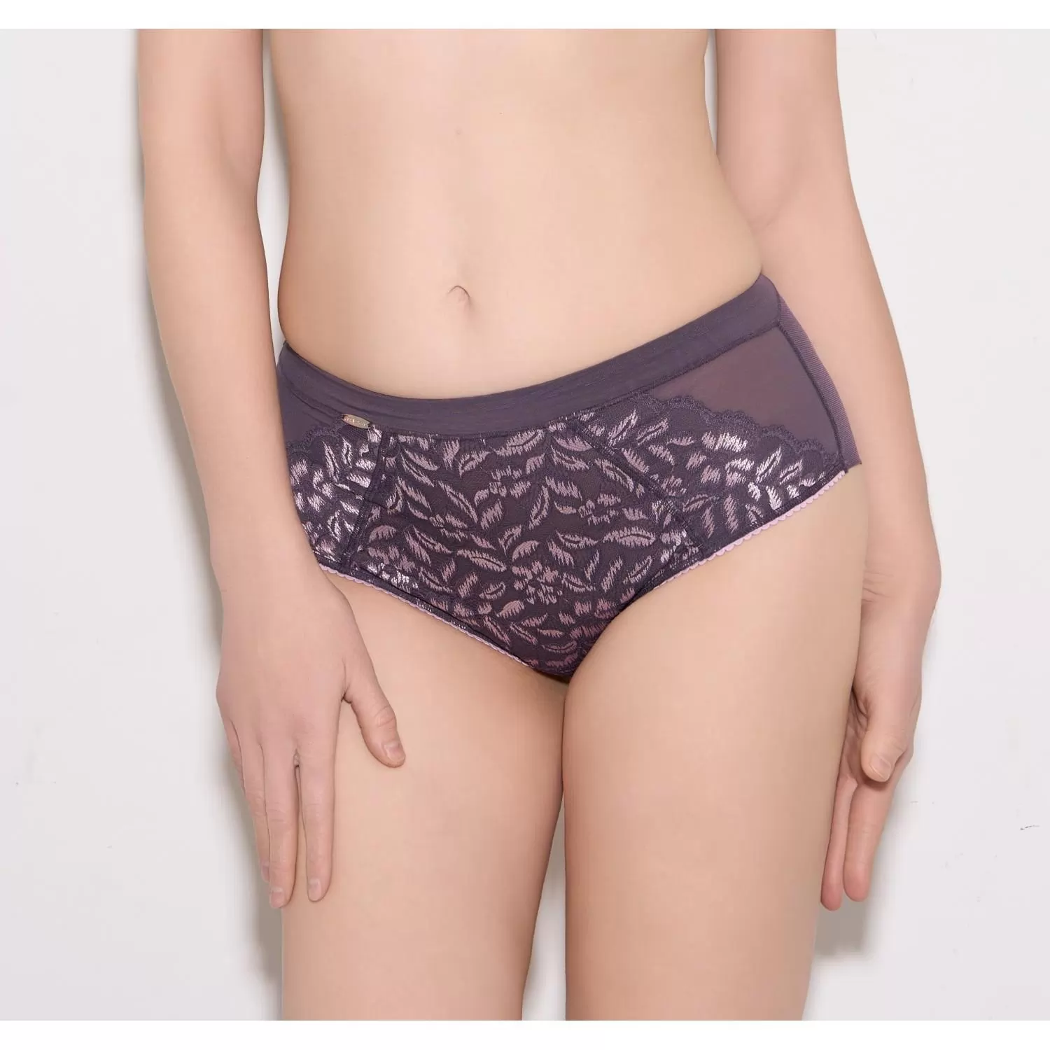 Егде жастағы әйелдермен үйде жасалған кончил