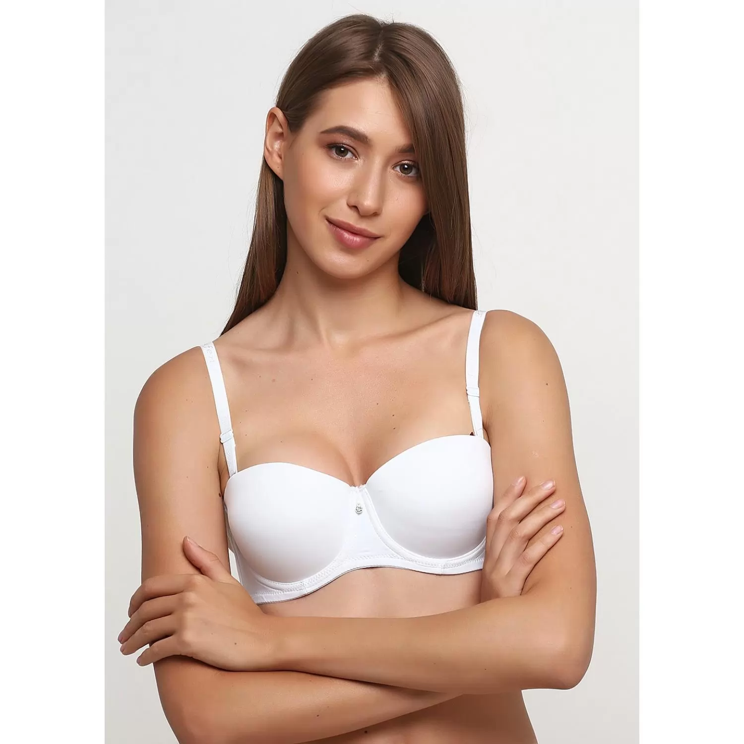 Ұйықтап жатқан әйелдің трусисын шешеді.